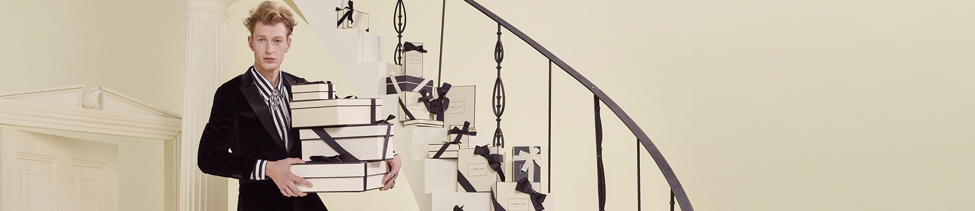 Модель с коробками Jo Malone